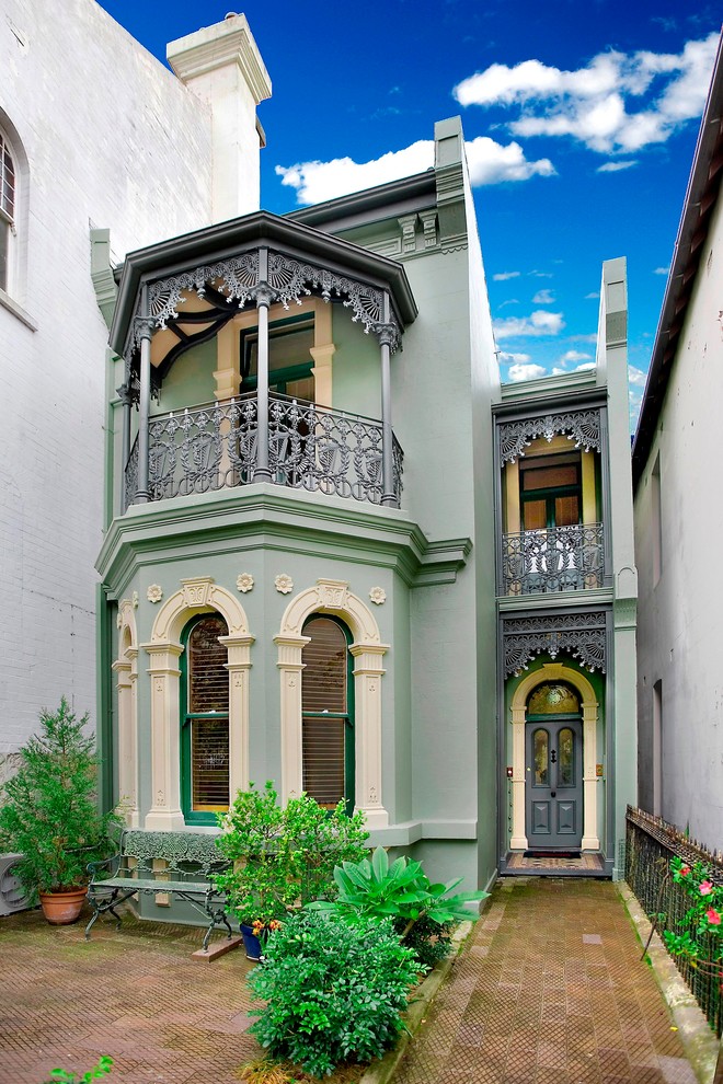 Свежая идея для дизайна: двухэтажный, зеленый дом в викторианском стиле - отличное фото интерьера