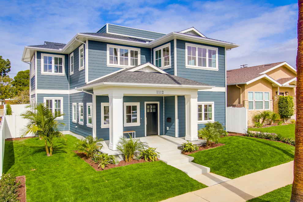 Großes, Zweistöckiges Maritimes Haus mit Faserzement-Fassade und blauer Fassadenfarbe in San Diego