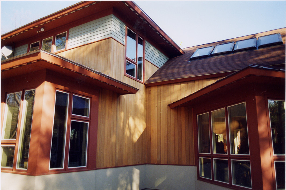 Idee per la facciata di una casa ampia classica a due piani con rivestimento in legno