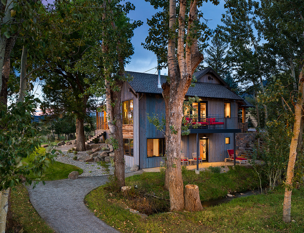 Стильный дизайн: большой, двухэтажный, серый дом в стиле рустика с комбинированной облицовкой - последний тренд