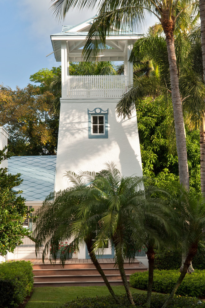 Immagine della facciata di una casa bianca tropicale