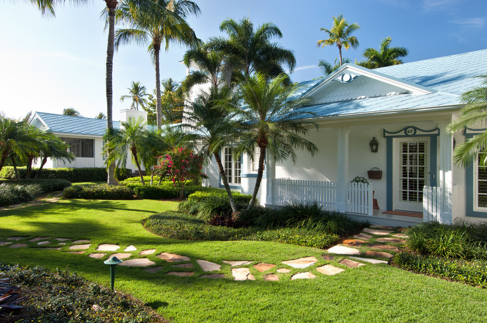 Cette image montre une façade de petite villa ethnique de plain-pied avec un toit bleu et un toit en shingle.