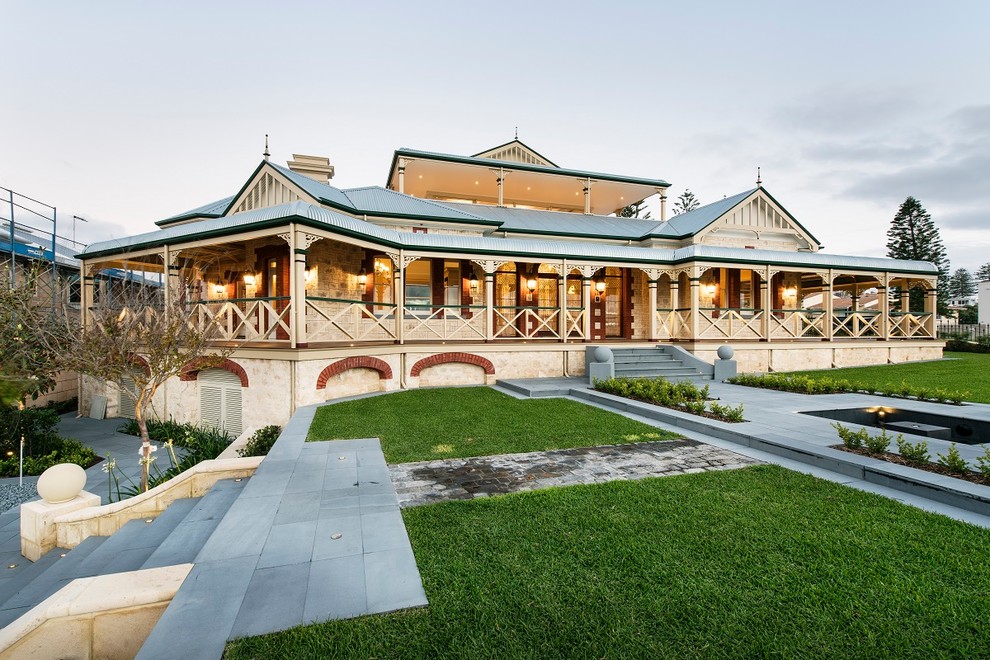 Ispirazione per la villa grande beige classica a tre piani con rivestimento in pietra, tetto a capanna e copertura in metallo o lamiera