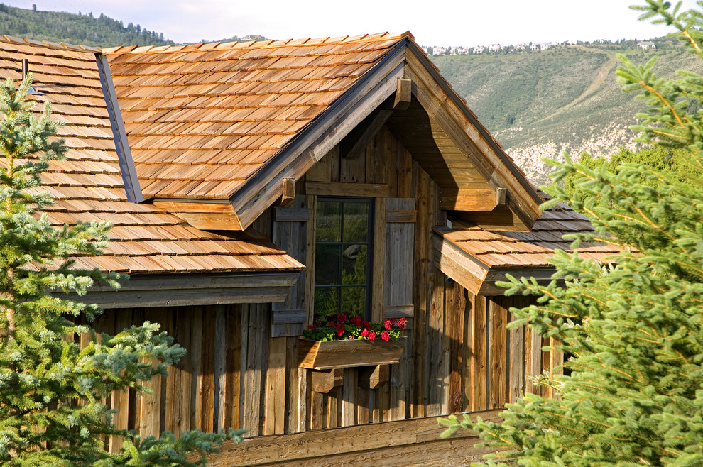 Cette photo montre une façade de maison beige nature en bois à deux étages et plus.