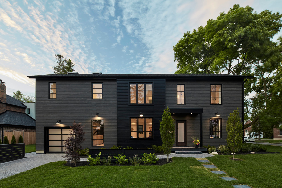 Zweistöckiges Modernes Einfamilienhaus mit schwarzer Fassadenfarbe, Satteldach und Schindeldach in Toronto