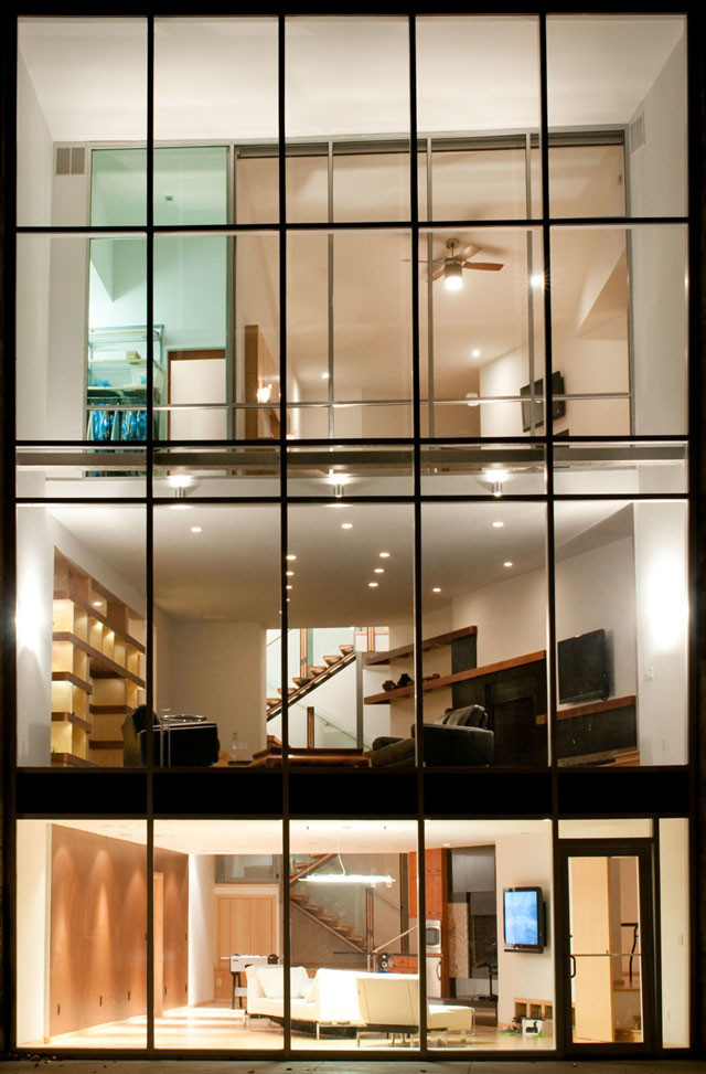 Idee per la villa grande nera moderna a tre piani con rivestimento in vetro, tetto piano e copertura a scandole