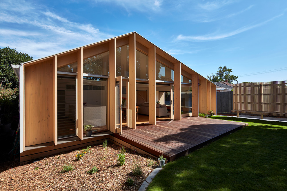 Идея дизайна: одноэтажный, деревянный, бежевый частный загородный дом среднего размера в современном стиле с двускатной крышей и металлической крышей