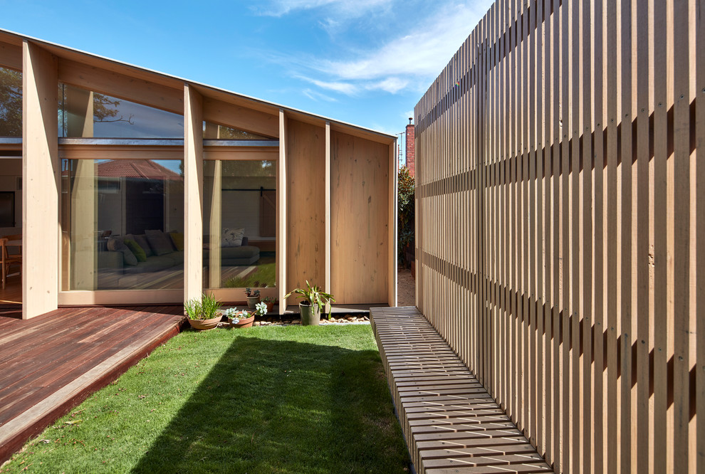 Idee per la villa beige contemporanea a un piano di medie dimensioni con rivestimento in legno, tetto a capanna e copertura in metallo o lamiera