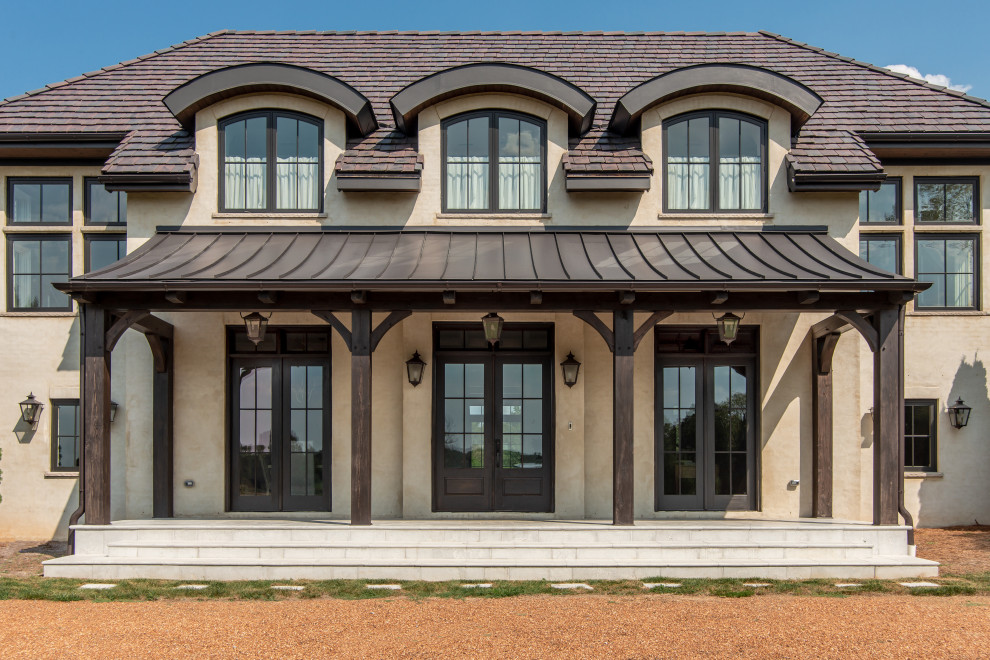 Großes, Zweistöckiges Klassisches Einfamilienhaus mit beiger Fassadenfarbe und Misch-Dachdeckung in Nashville