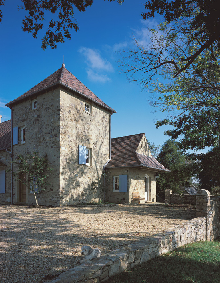 Foto della facciata di una casa con rivestimento in pietra