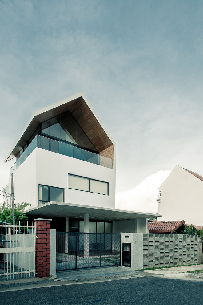 Dreistöckiges Modernes Haus mit weißer Fassadenfarbe und Satteldach in Singapur