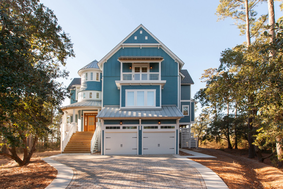 Idée de décoration pour une grande façade de maison bleue marine à deux étages et plus avec un revêtement mixte et un toit mixte.