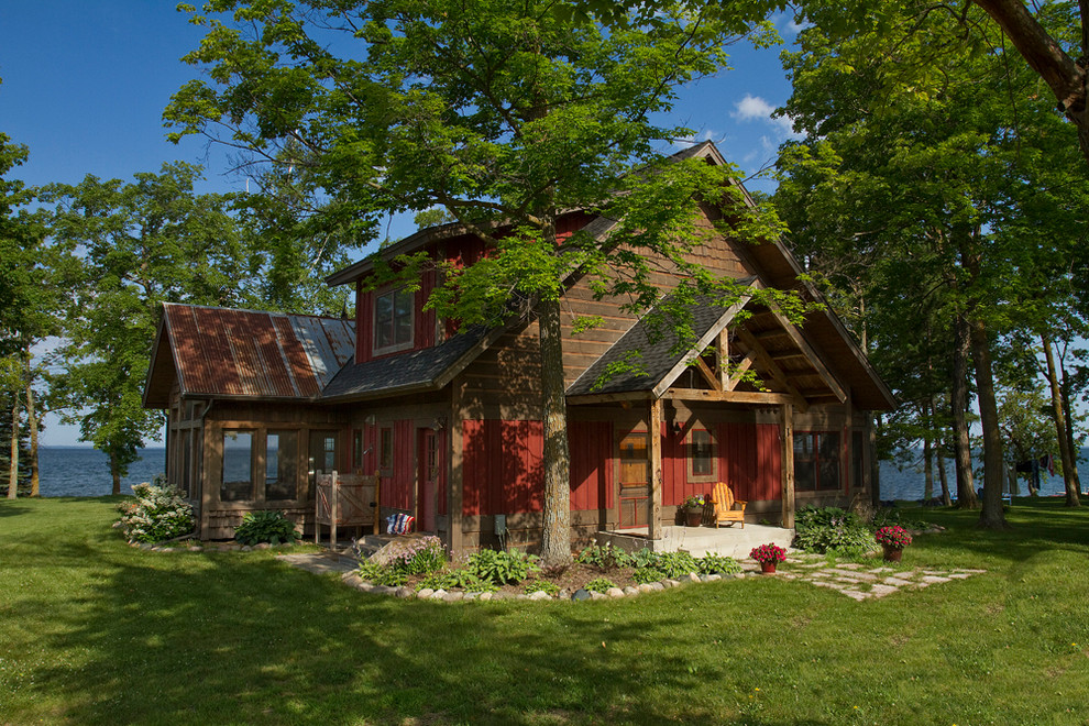 Idee per la facciata di una casa rossa rustica di medie dimensioni con rivestimento in legno