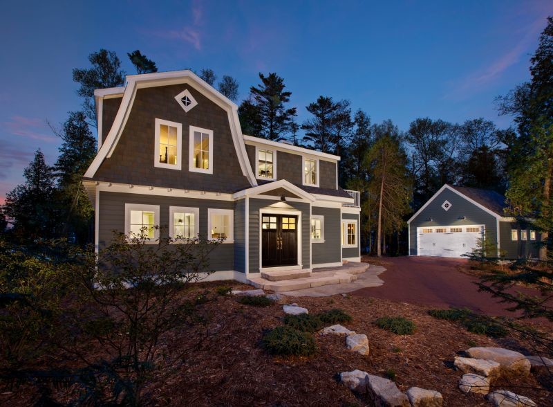 Imagen de fachada de casa gris de estilo de casa de campo de tamaño medio de dos plantas con revestimientos combinados, tejado a doble faldón y tejado de teja de madera
