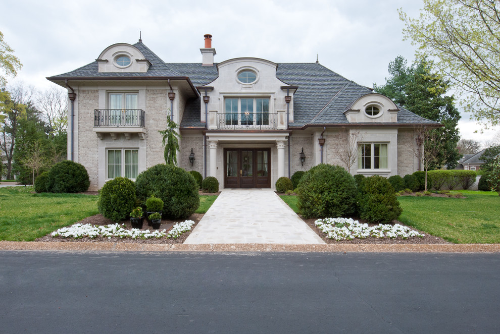 This is an example of a traditional house exterior in Nashville with stone cladding.