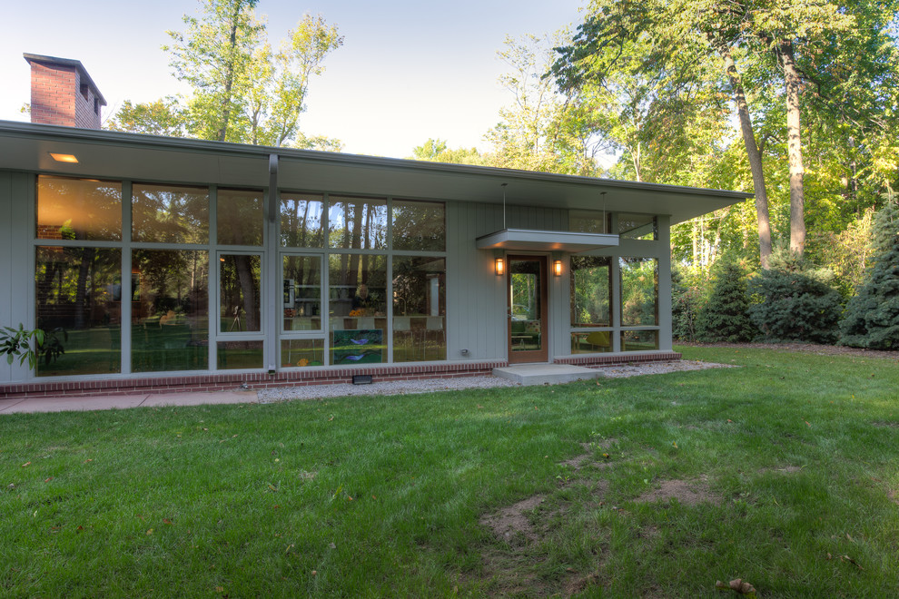 Photo of a midcentury house exterior in Milwaukee.