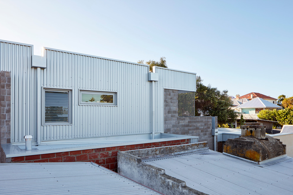 Idee per la facciata di una casa grande grigia contemporanea a due piani con rivestimento in metallo e tetto piano
