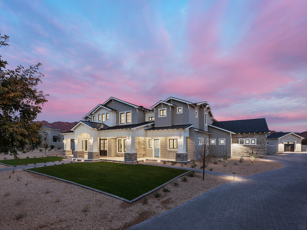 Großes, Zweistöckiges Landhaus Einfamilienhaus mit Mix-Fassade, weißer Fassadenfarbe, Satteldach und Blechdach in Phoenix