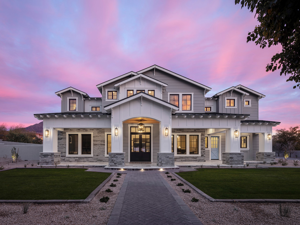 Großes, Zweistöckiges Country Einfamilienhaus mit Mix-Fassade, weißer Fassadenfarbe, Satteldach und Blechdach in Phoenix