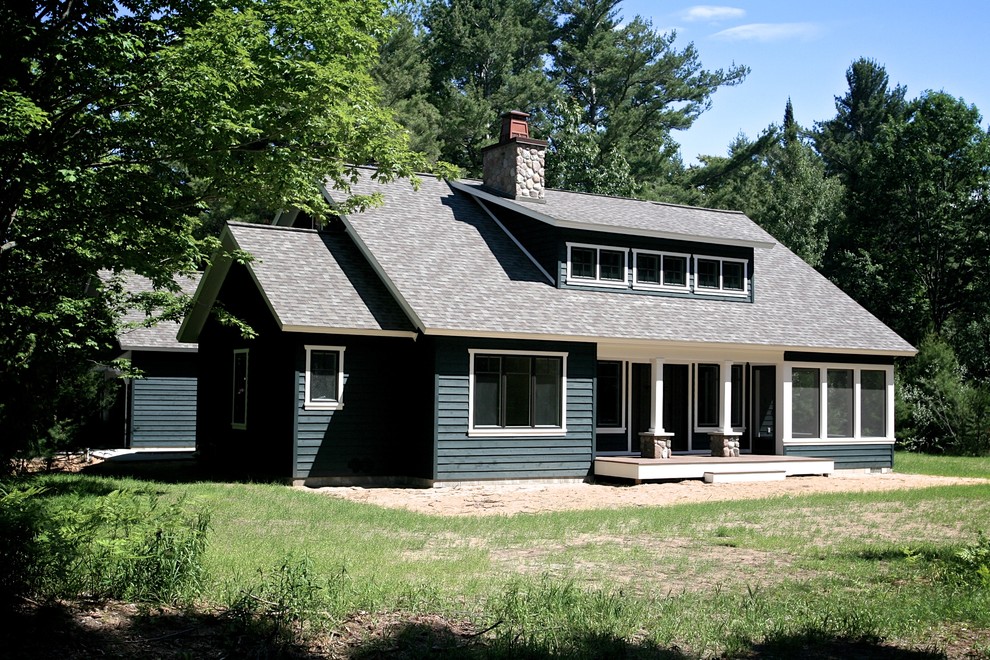 Ispirazione per la facciata di una casa piccola verde american style a un piano con rivestimento in legno