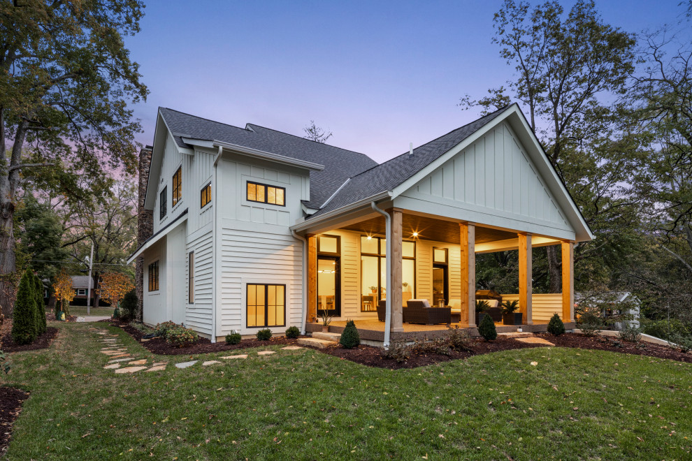 Mittelgroßes, Zweistöckiges Modernes Einfamilienhaus mit Betonfassade, weißer Fassadenfarbe, Satteldach und Misch-Dachdeckung in Cincinnati