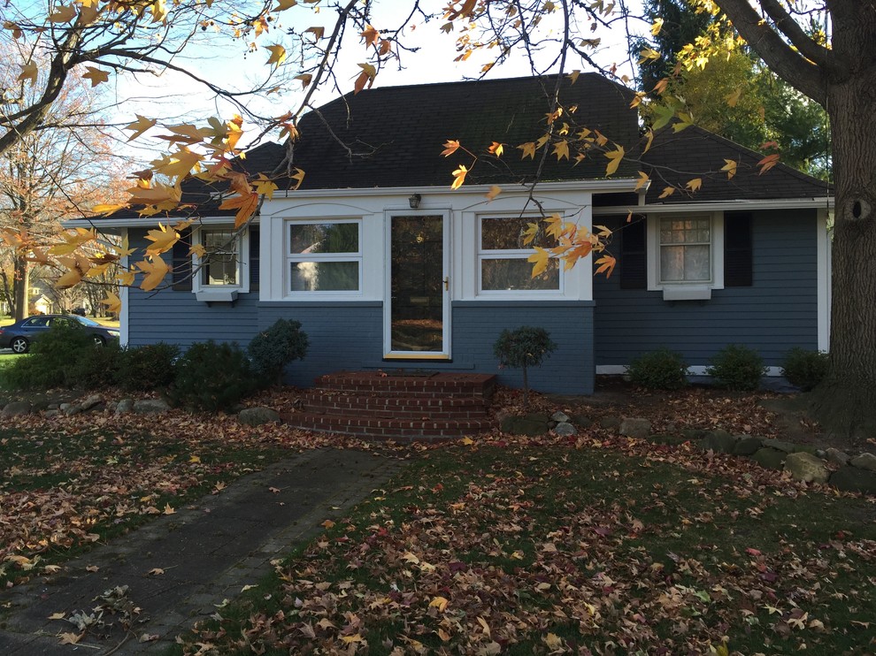 Example of a small classic blue one-story mixed siding house exterior design in Cleveland with a clipped gable roof and a shingle roof