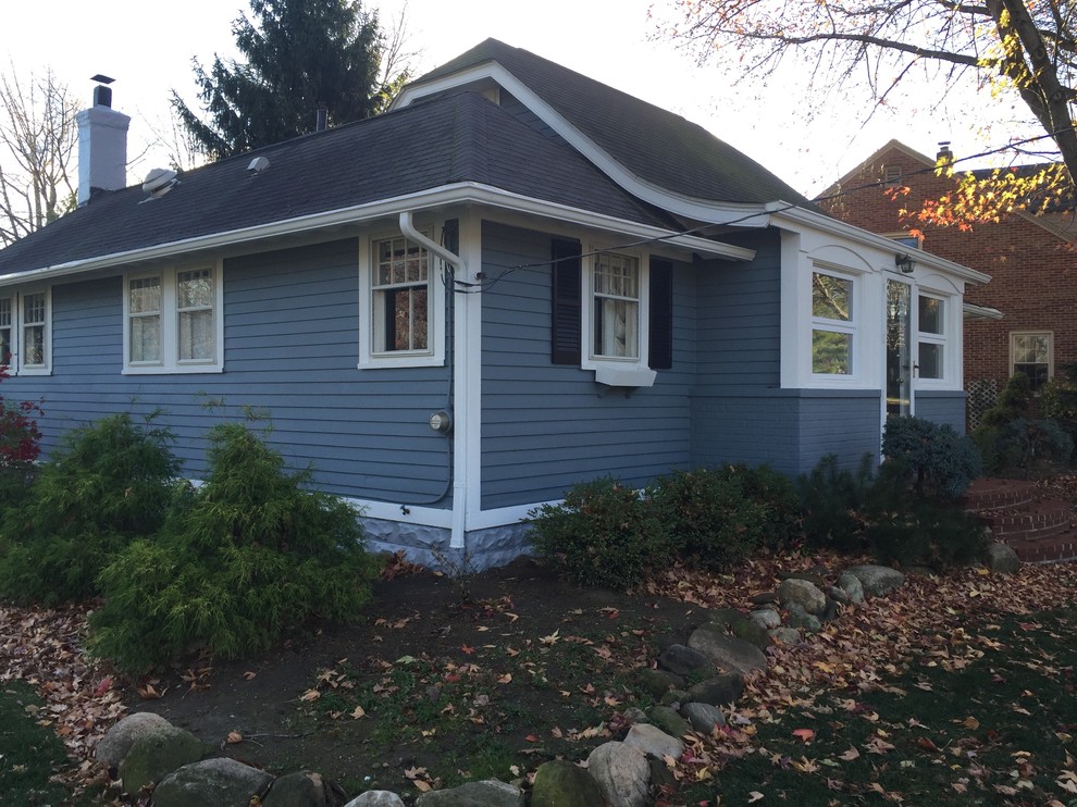 Bild på ett litet vintage blått hus, med allt i ett plan och blandad fasad
