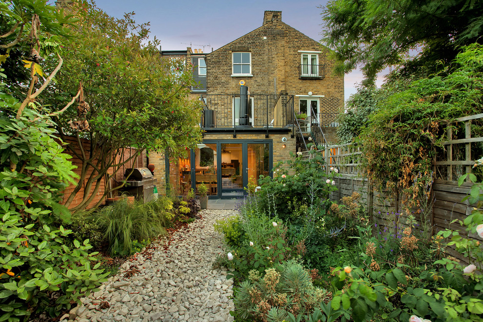 ロンドンにある高級な中くらいなトラディショナルスタイルのおしゃれな家の外観 (レンガサイディング、タウンハウス) の写真