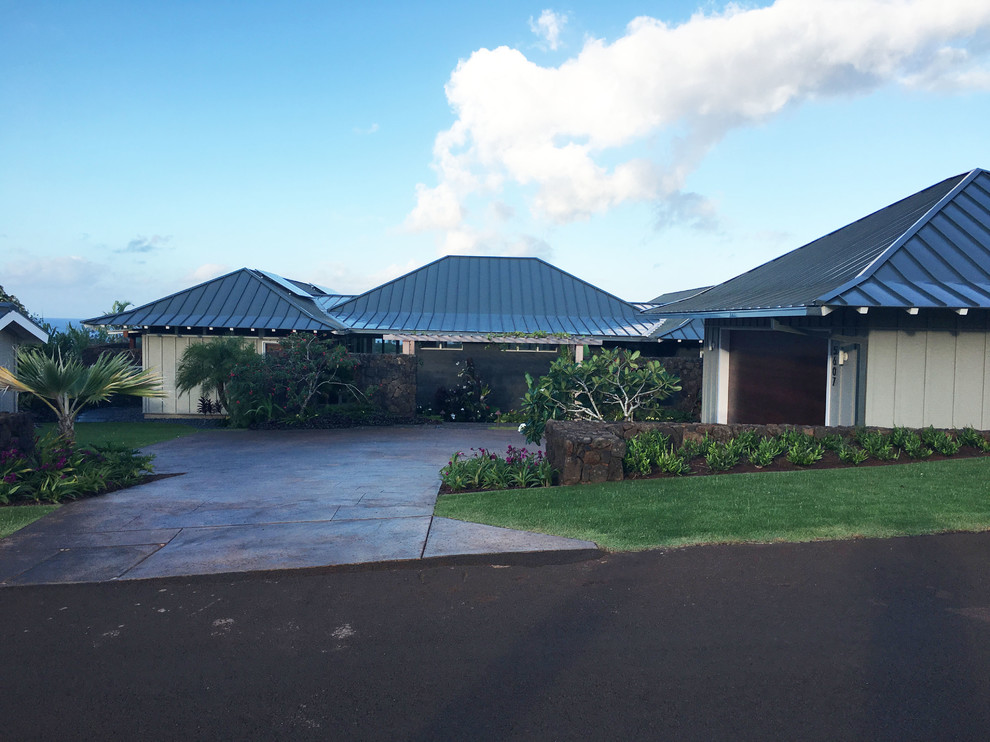 Mittelgroßes, Einstöckiges Haus mit grauer Fassadenfarbe, Walmdach und Blechdach in Hawaii