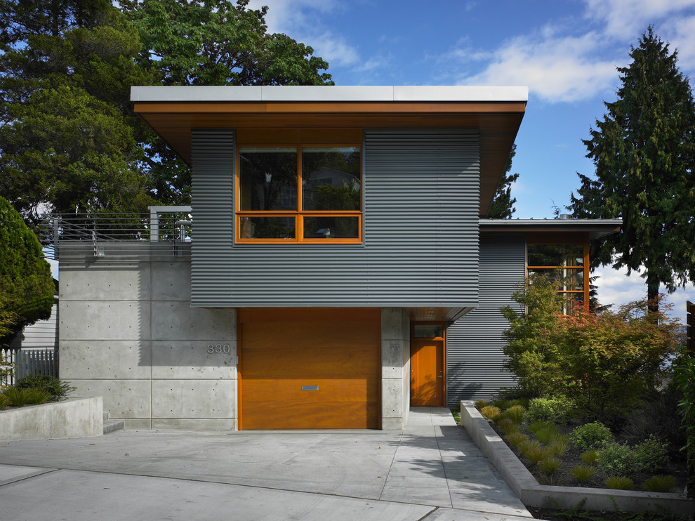 Esempio della facciata di una casa contemporanea con rivestimento in cemento