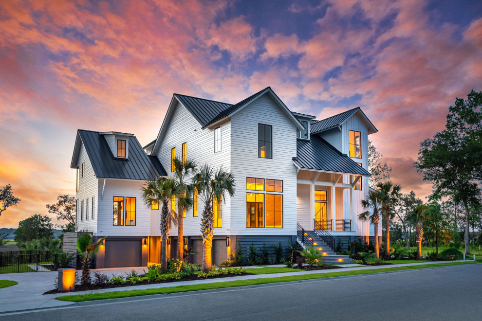 Geräumiges, Dreistöckiges Modernes Einfamilienhaus mit Faserzement-Fassade, weißer Fassadenfarbe, Pultdach und Blechdach in Charleston