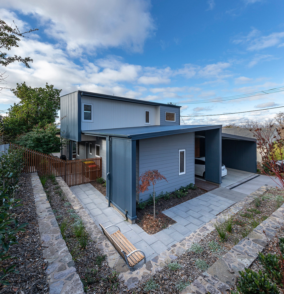 Kleines, Zweistöckiges Modernes Einfamilienhaus mit grauer Fassadenfarbe, Flachdach, Blechdach, blauem Dach und Wandpaneelen in Canberra - Queanbeyan