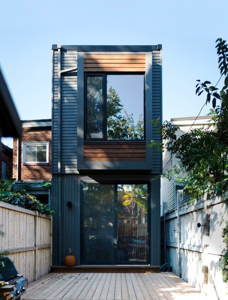 Zweistöckiges Klassisches Haus mit Mix-Fassade, grauer Fassadenfarbe und Flachdach in Toronto