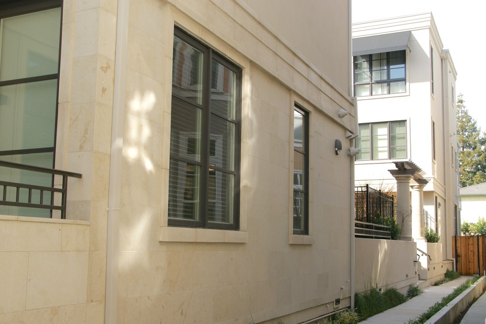Exemple d'une façade de maison beige moderne.