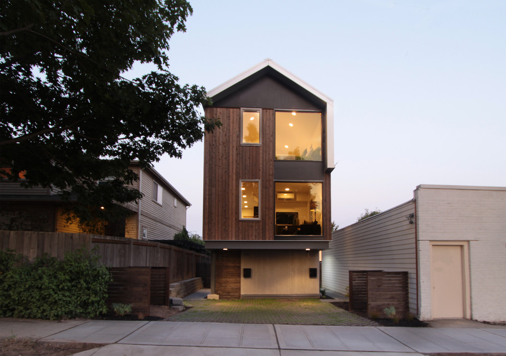 Idee per la facciata di una casa marrone contemporanea a tre piani di medie dimensioni con rivestimento in legno