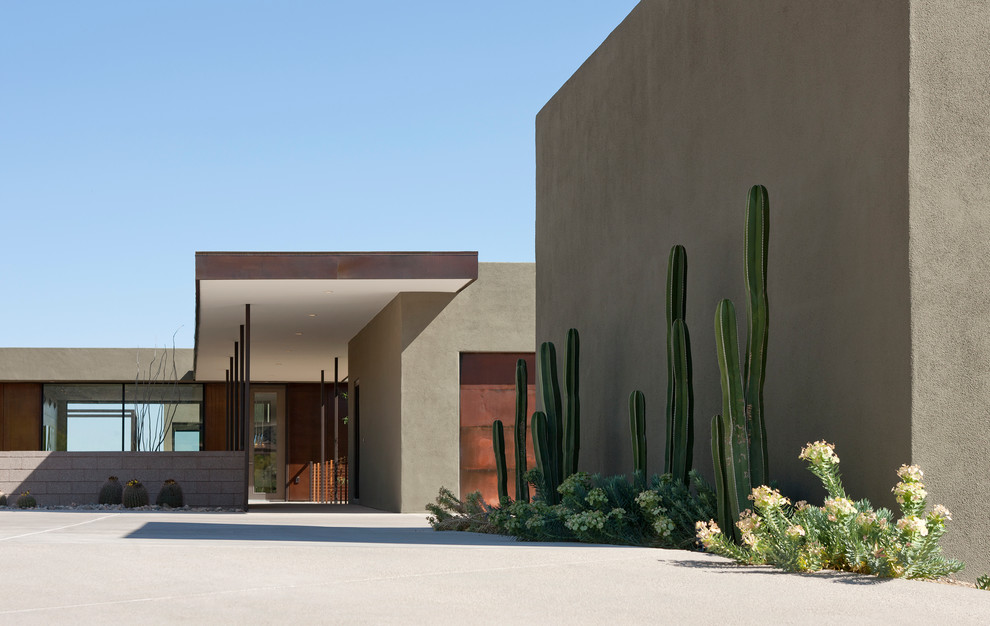 Idee per la facciata di una casa moderna a un piano con rivestimento in stucco
