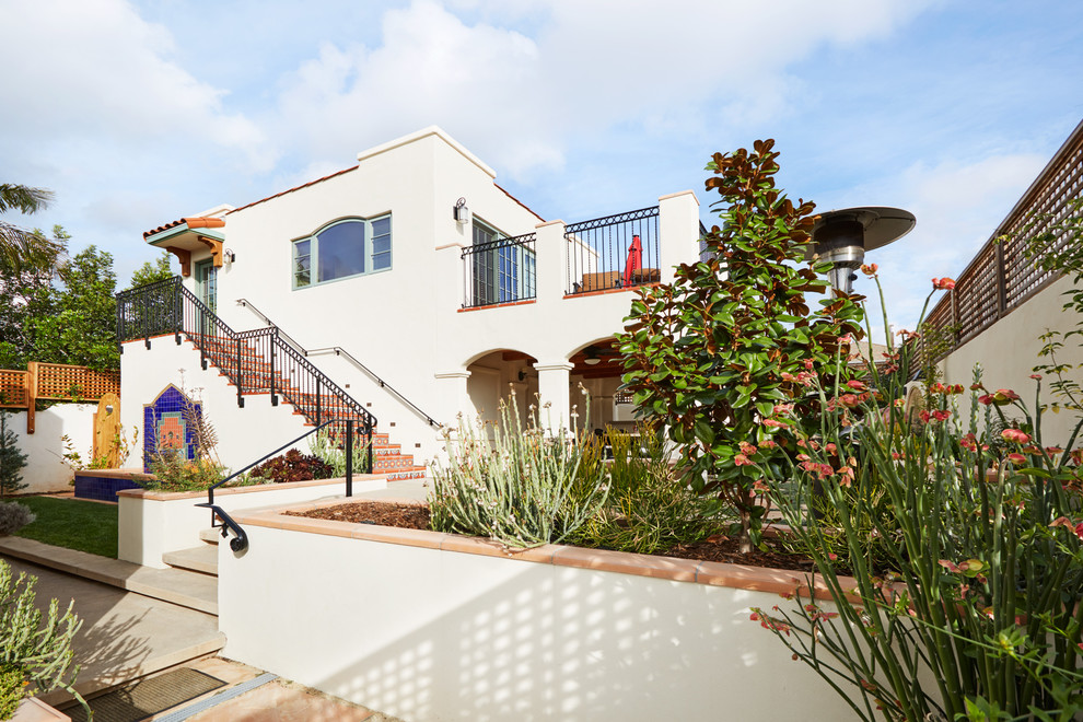 Zweistöckiges, Mittelgroßes Mediterranes Einfamilienhaus mit Lehmfassade, weißer Fassadenfarbe, Satteldach und Ziegeldach in San Diego