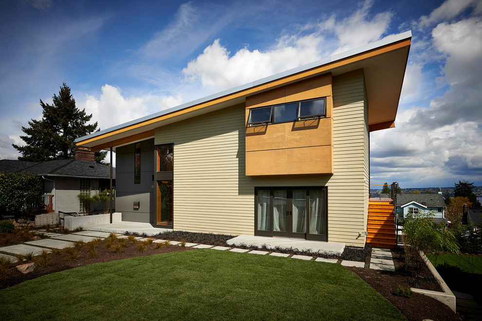 Immagine della facciata di una casa beige contemporanea a due piani