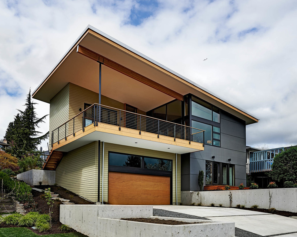シアトルにあるコンテンポラリースタイルのおしゃれな二階建ての家 (混合材サイディング) の写真
