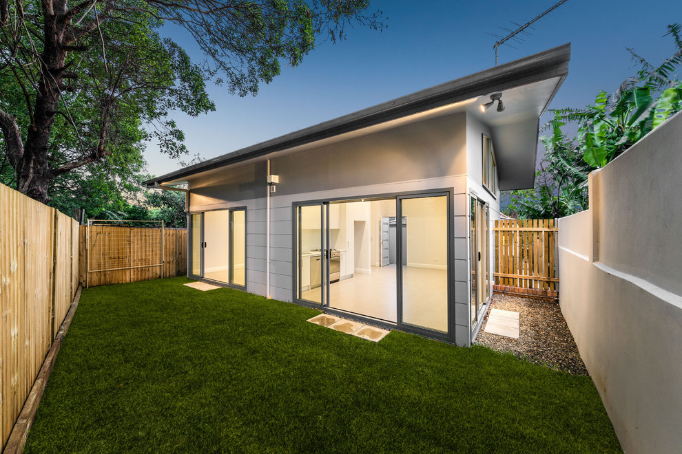 Mittelgroßes, Einstöckiges Modernes Einfamilienhaus mit Faserzement-Fassade, grauer Fassadenfarbe, Walmdach und Ziegeldach in Sydney