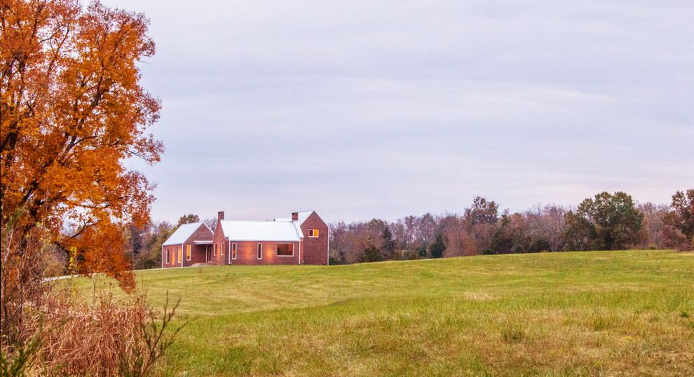 Mittelgroßes, Zweistöckiges Country Haus mit Backsteinfassade, roter Fassadenfarbe und Satteldach in Nashville