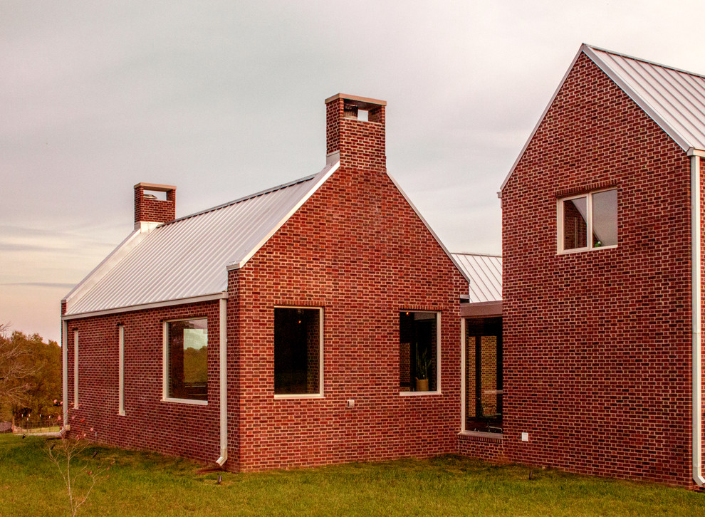 Mittelgroßes, Zweistöckiges Landhausstil Haus mit Backsteinfassade, roter Fassadenfarbe und Satteldach in Nashville