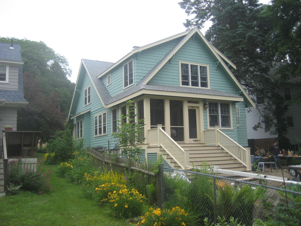 Mittelgroße, Zweistöckige Klassische Holzfassade Haus mit grüner Fassadenfarbe und Satteldach in Boston