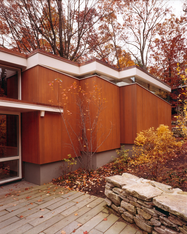 Свежая идея для дизайна: одноэтажный, деревянный, коричневый дом среднего размера в стиле модернизм с плоской крышей - отличное фото интерьера