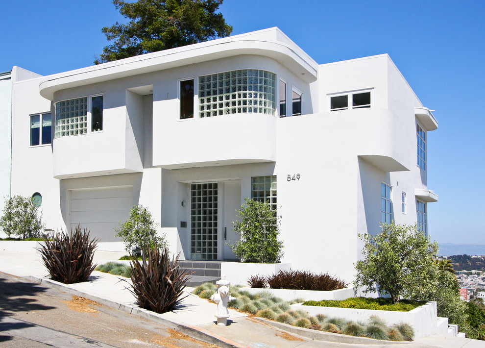 Пример оригинального дизайна: двухэтажный, белый дом в стиле модернизм с плоской крышей