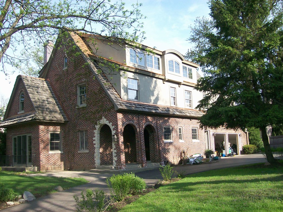 Пример оригинального дизайна: трехэтажный, бежевый дом среднего размера в стиле фьюжн с облицовкой из цементной штукатурки