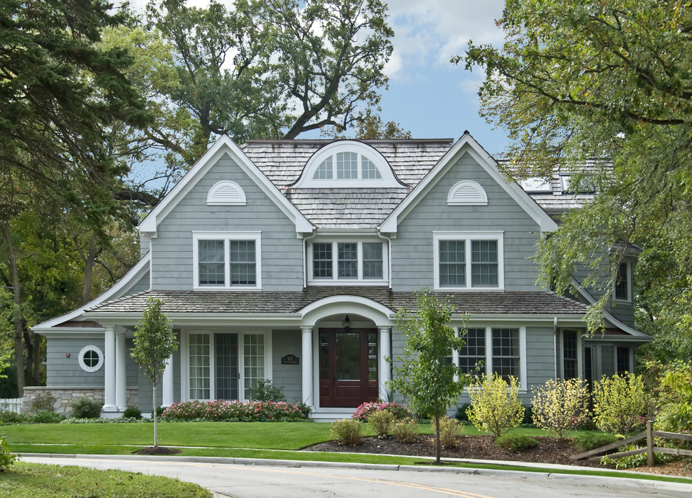 Diseño de fachada gris clásica de tamaño medio de dos plantas con revestimiento de vinilo y tejado a dos aguas