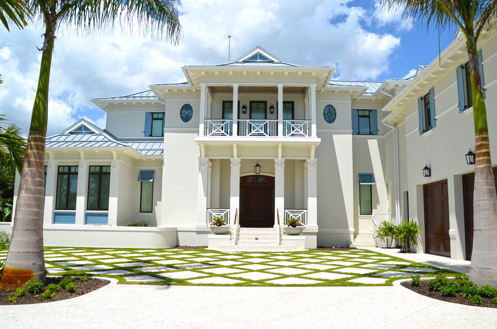 Diseño de fachada de casa blanca tropical de dos plantas