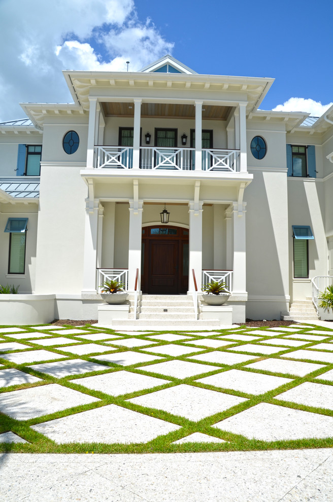 タンパにあるトロピカルスタイルのおしゃれな家の外観の写真