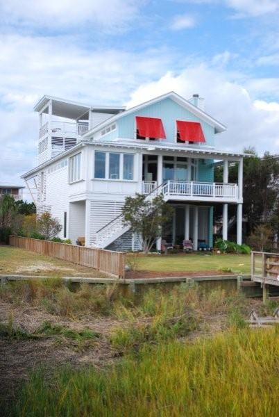 Example of an island style exterior home design in Wilmington